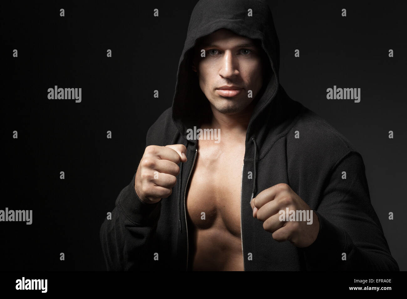 starker Mann Kämpfer Porträt auf schwarzem Hintergrund isoliert Stockfoto