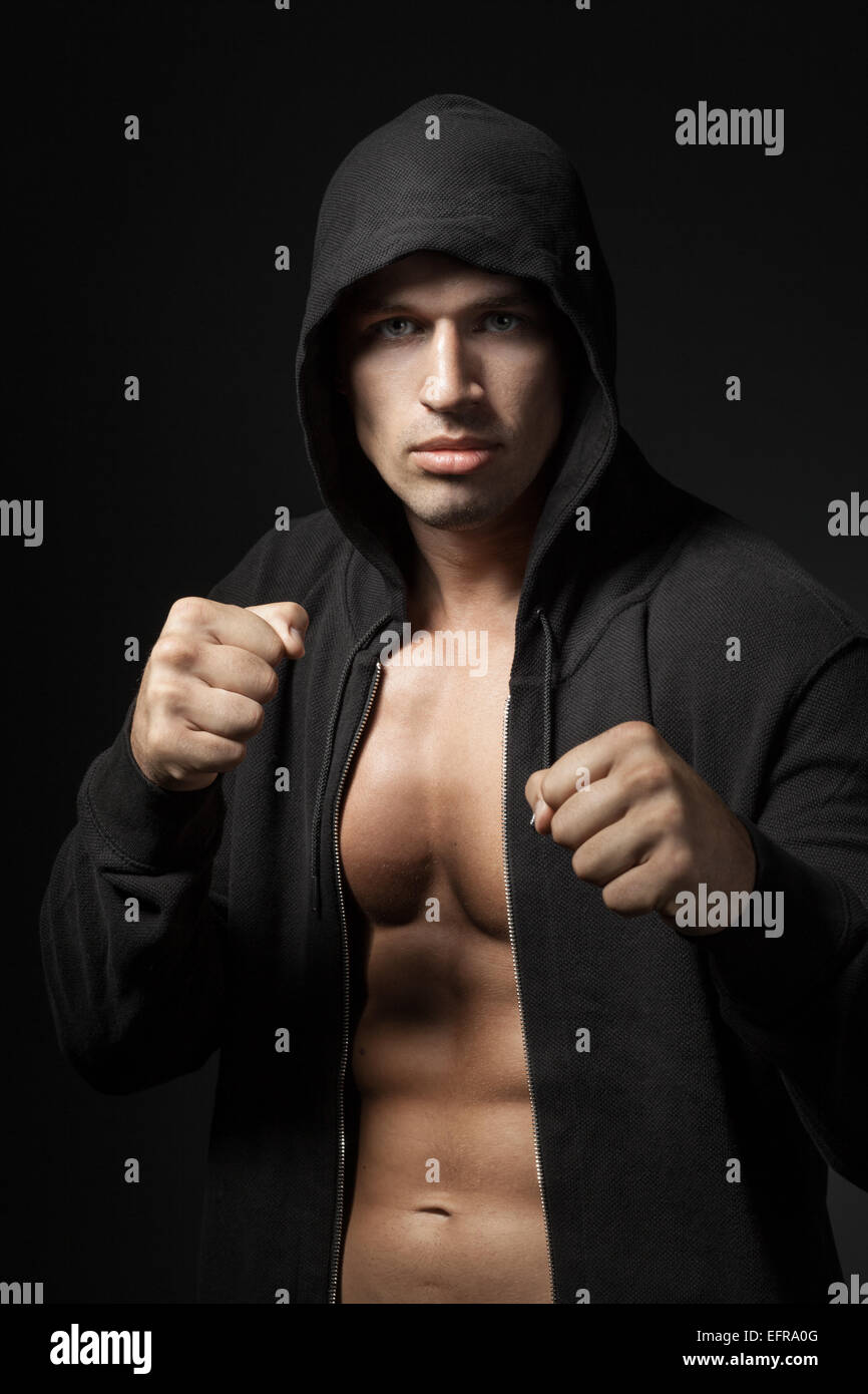 starker Mann Kämpfer Porträt auf schwarzem Hintergrund isoliert Stockfoto