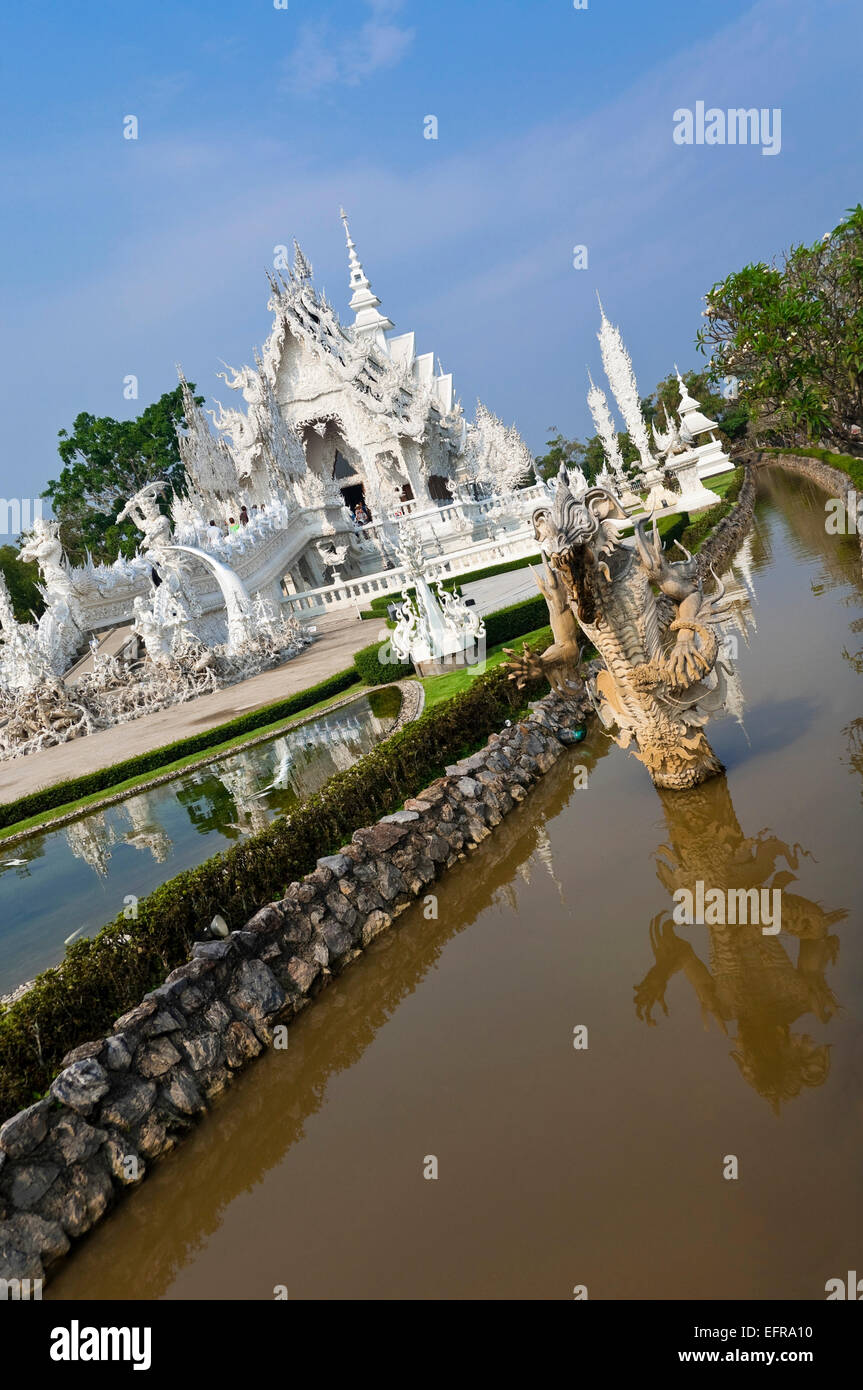 Vertikale Ansicht von Wat Rong Khun, der weiße Tempel in Chiang Rai. Stockfoto