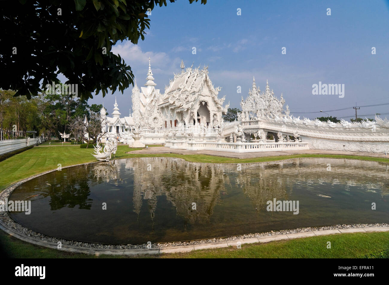Horizontale Ansicht des Wat Rong Khun, der weiße Tempel in Chiang Rai. Stockfoto