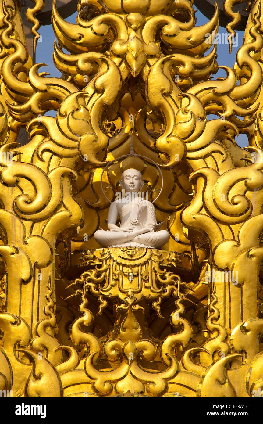 Vertikale Ansicht von gold Verzierungen am Wat Rong Khun, der weiße Tempel in Chiang Rai. Stockfoto