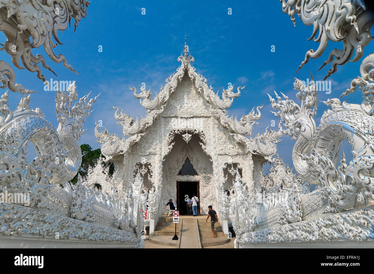 Horizontale Ansicht des Wat Rong Khun, der weiße Tempel in Chiang Rai. Stockfoto