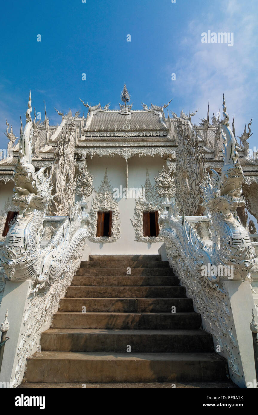 Vertikale Ansicht von Wat Rong Khun, der weiße Tempel in Chiang Rai. Stockfoto