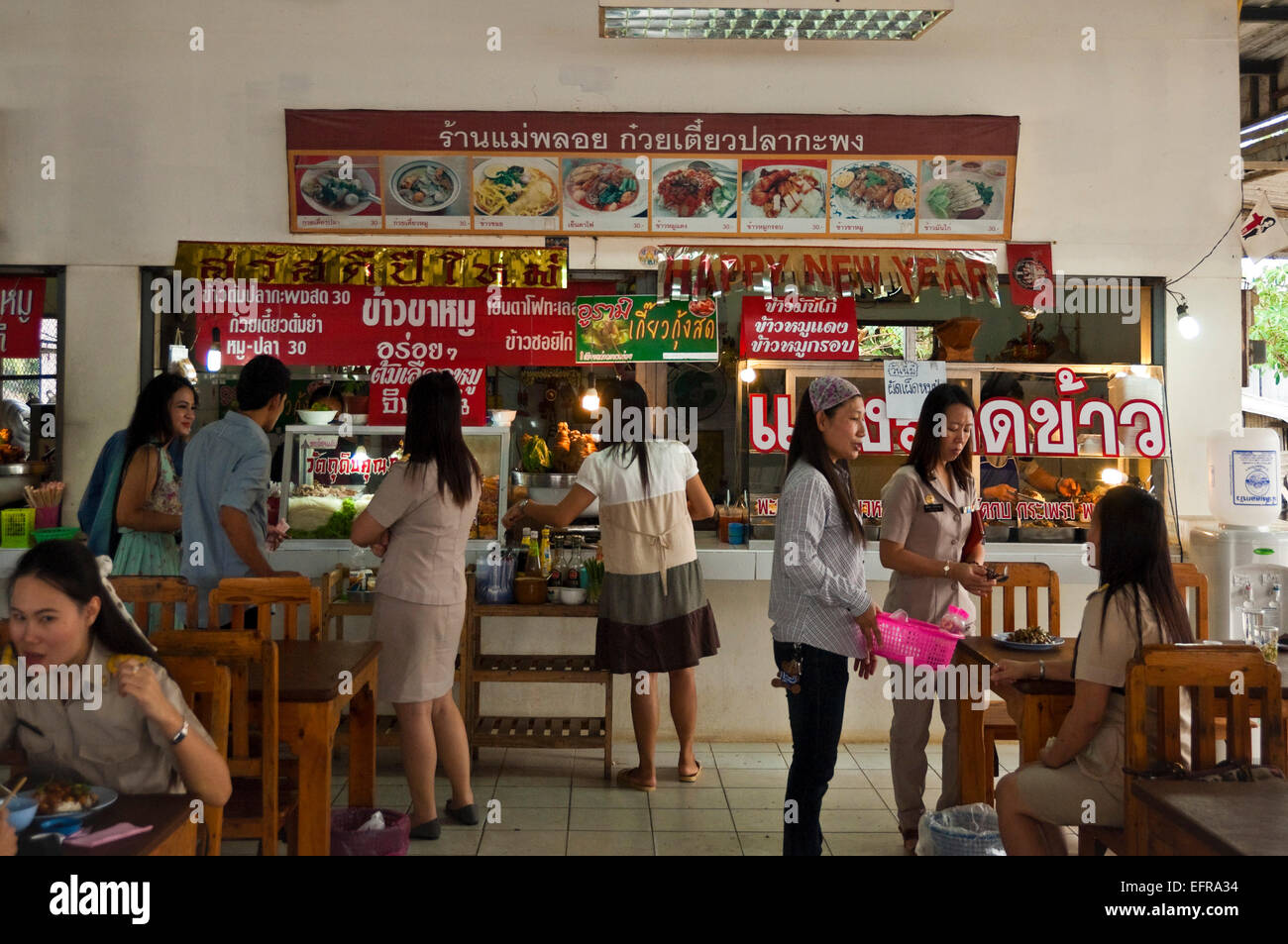 Horizontale Ansicht derjenigen, die in einem Restaurant in Thailand. Stockfoto