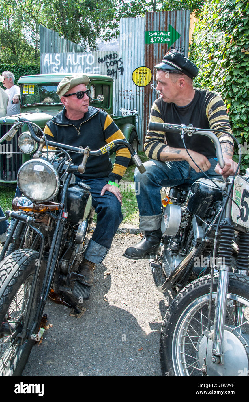 Zwei Mitglieder der Biker Hornissen Schleifring am Goodwood Revival 2014. 1950er Jahre amerikanische Rocker style Männer auf Motorrädern Stockfoto
