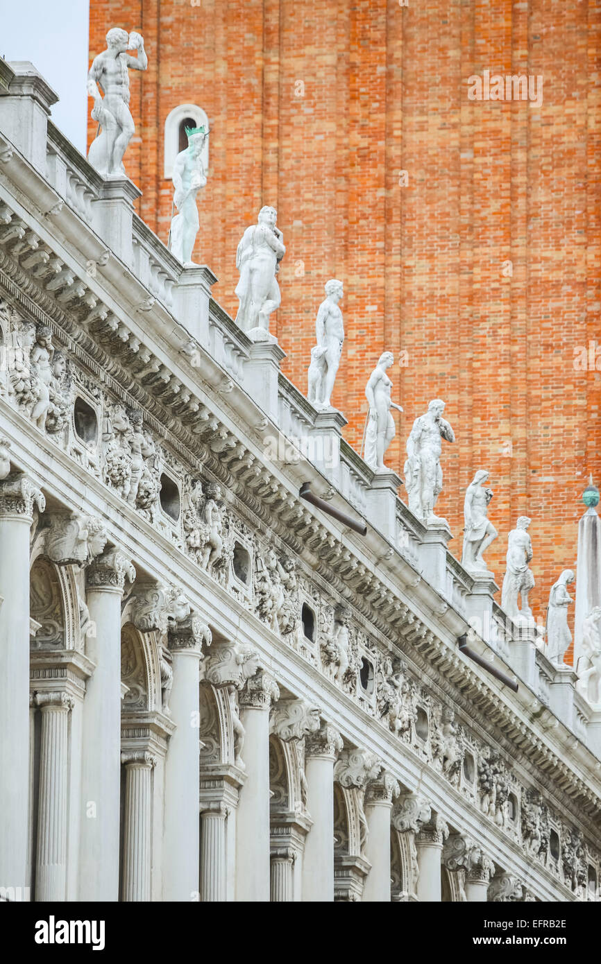 Statuen auf der Außenseite der nationalen Bibliothek von San Marco in Venedig, Italien. Stockfoto