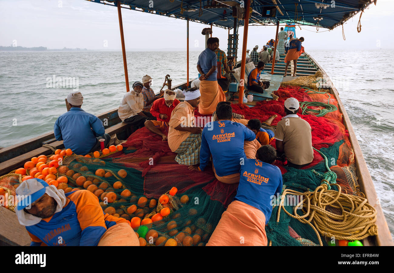 Fischer stachen in See in traditionellen Holzboot in Richtung Tiefenwasser im arabischen Meer. Stockfoto