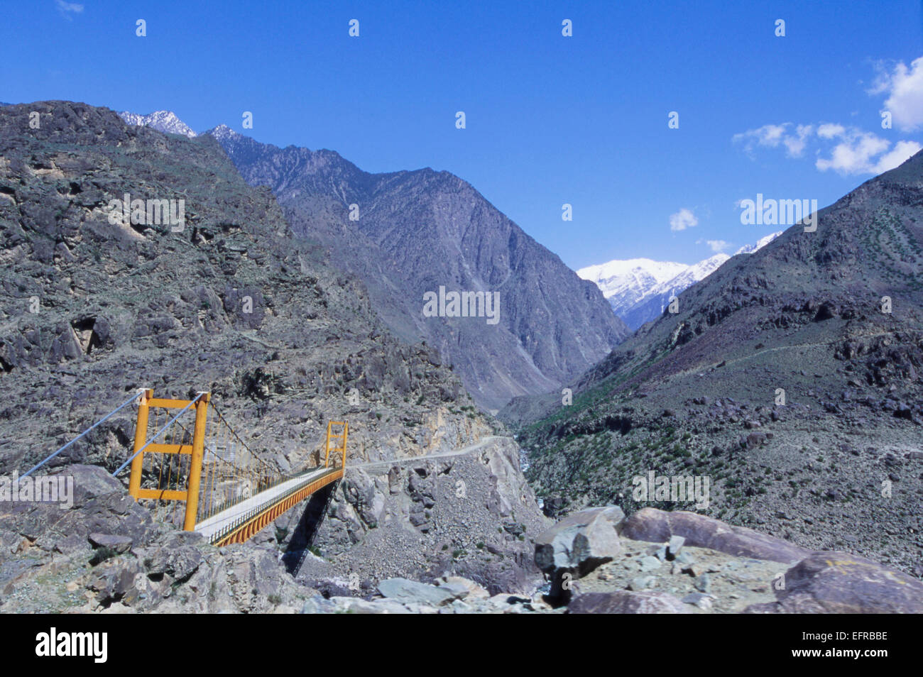 Hervorragend und extreme Brücken überqueren den Fluss Indus - Pakistani und Chinesisch Engineering Stockfoto