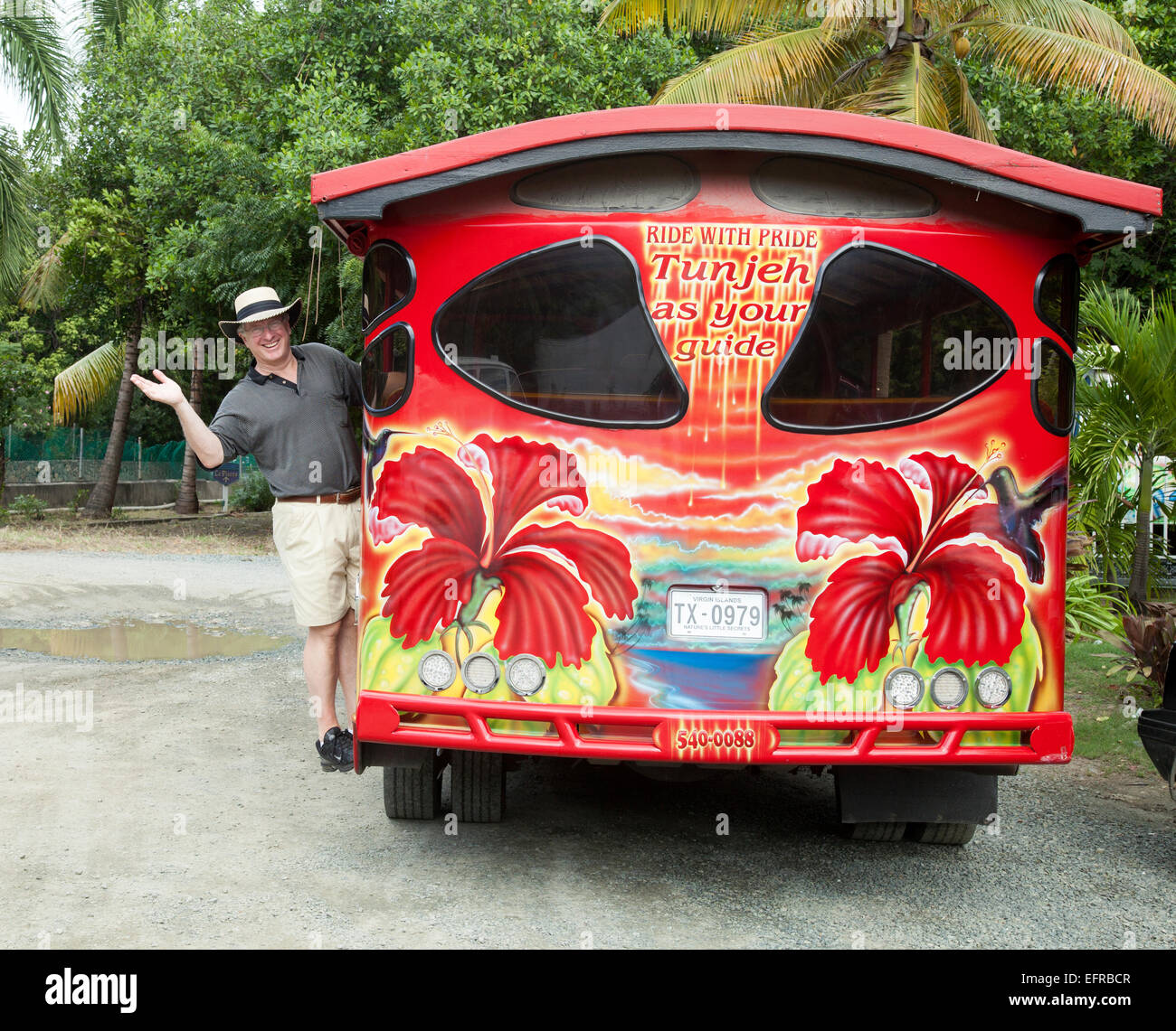 Mann über 50 genießen Bustour auf der Insel Tortola, British Virgin Islands in der Karibik. Stockfoto