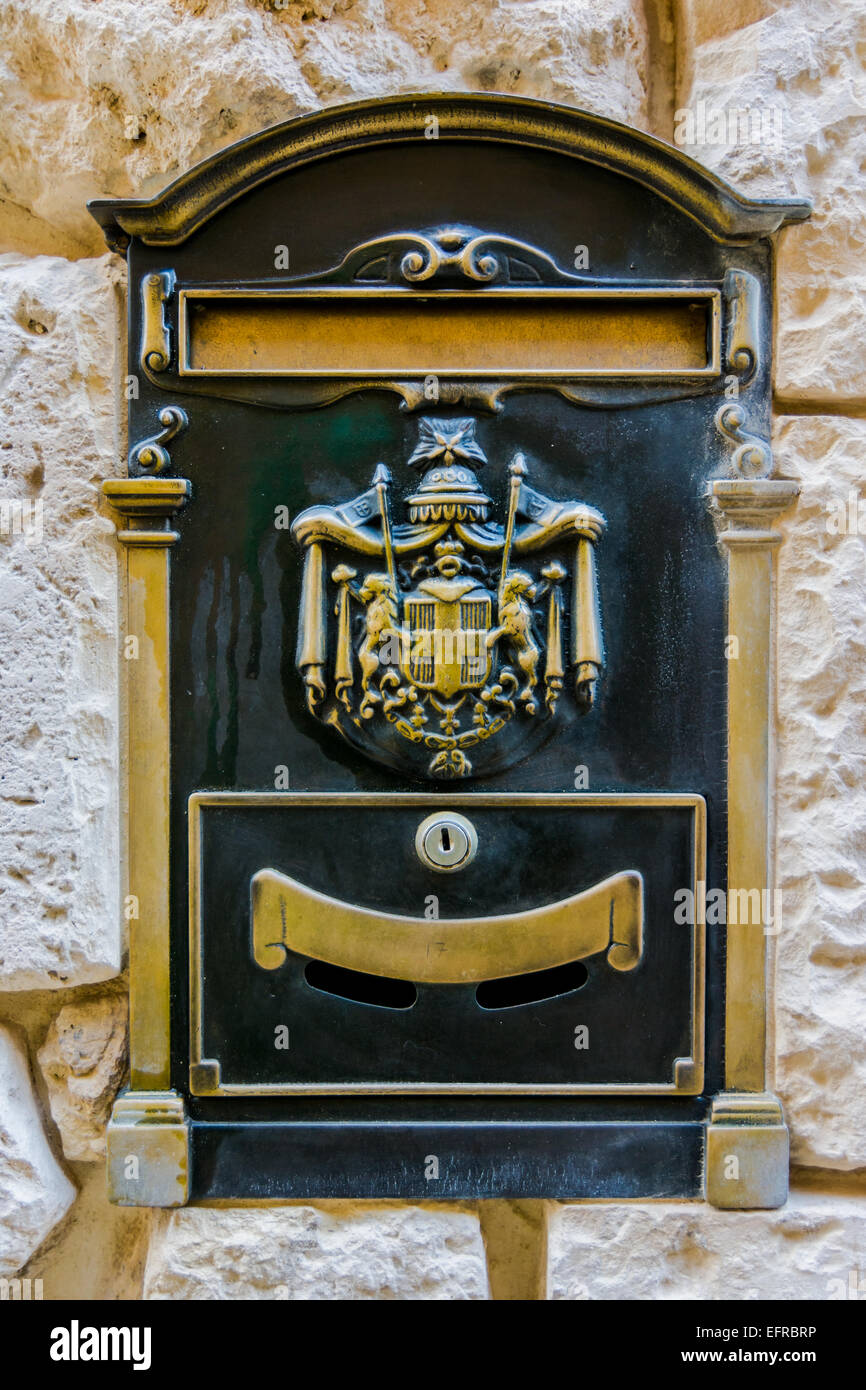 Schwarz Vintage Metall Postfach in alten Medina in Steinwand in Malta Stockfoto