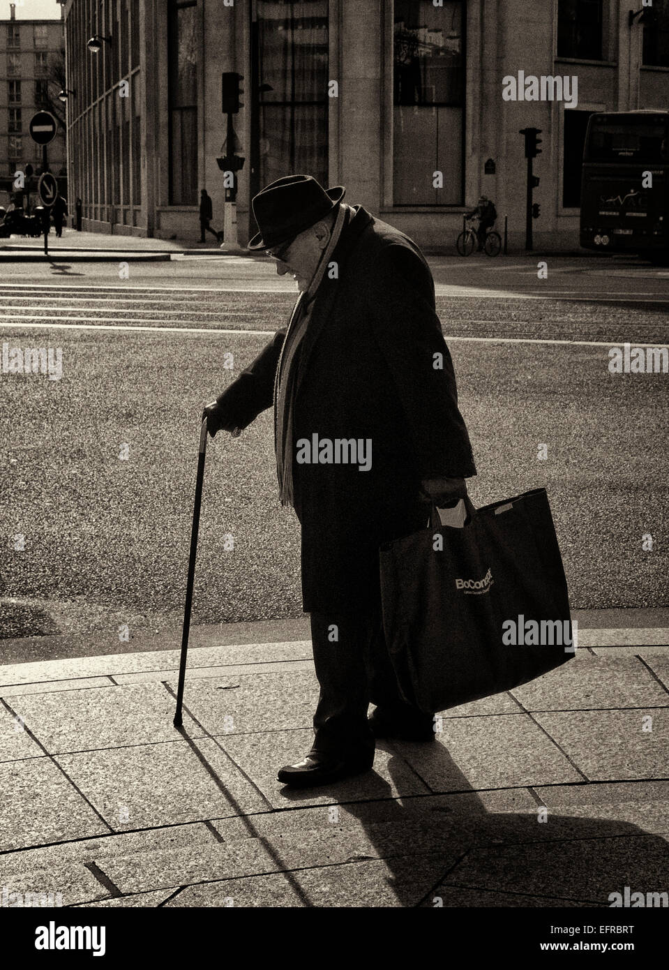 Älterer Mann in elegante Kleidung zu Fuß entlang Boulevard Lefebvre in Paris 15ème arrondissement Stockfoto