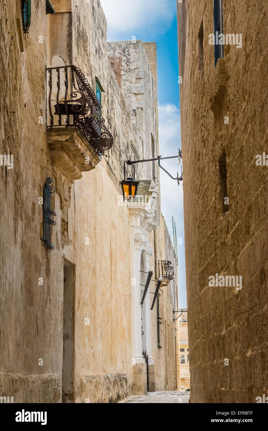 Maltesische Gasse in Mdina mit Steinbauten in traditioneller Architektur Stockfoto