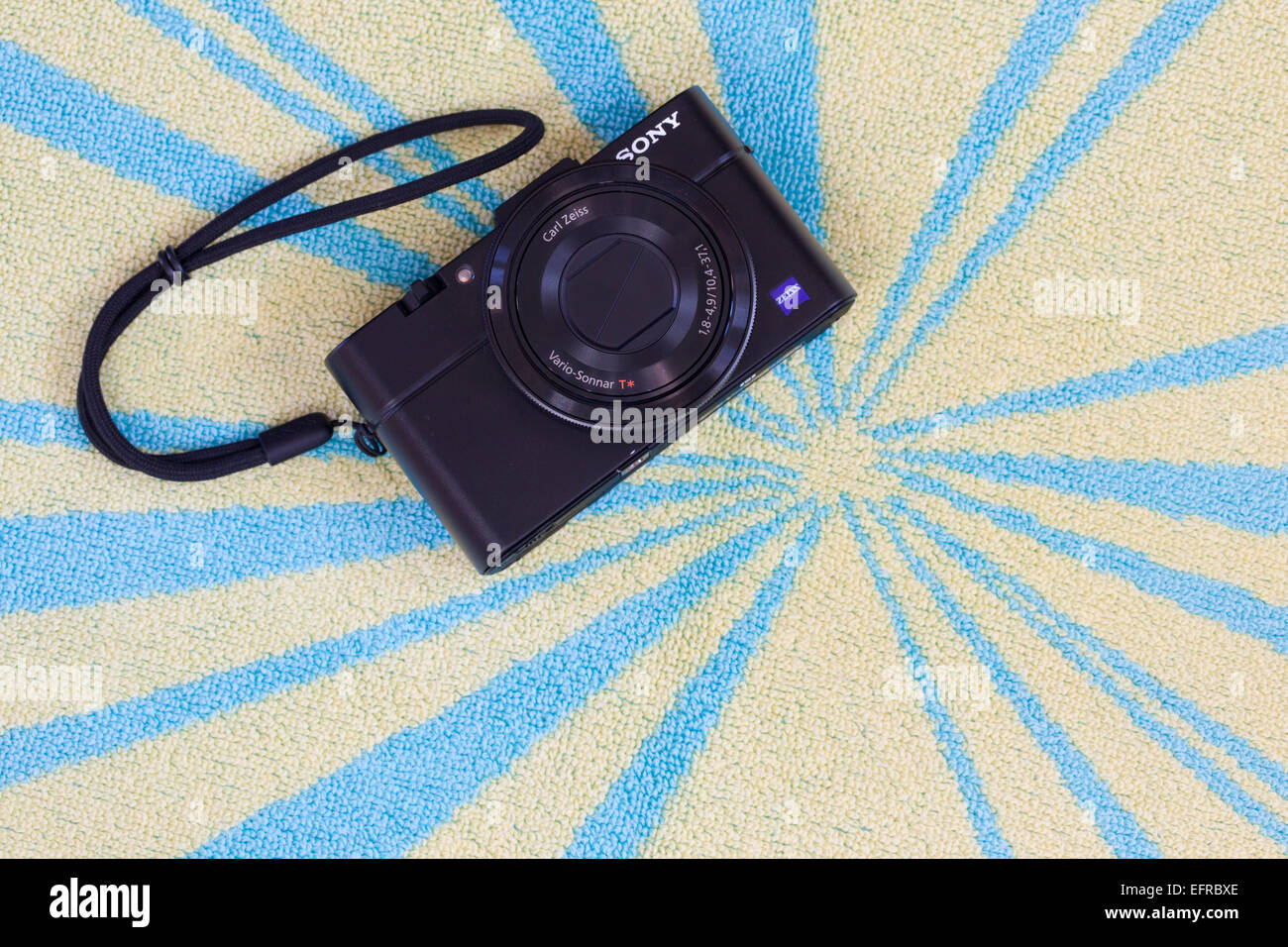 Digitalkamera Sony RX100 II auf einem Strandtuch Stockfoto