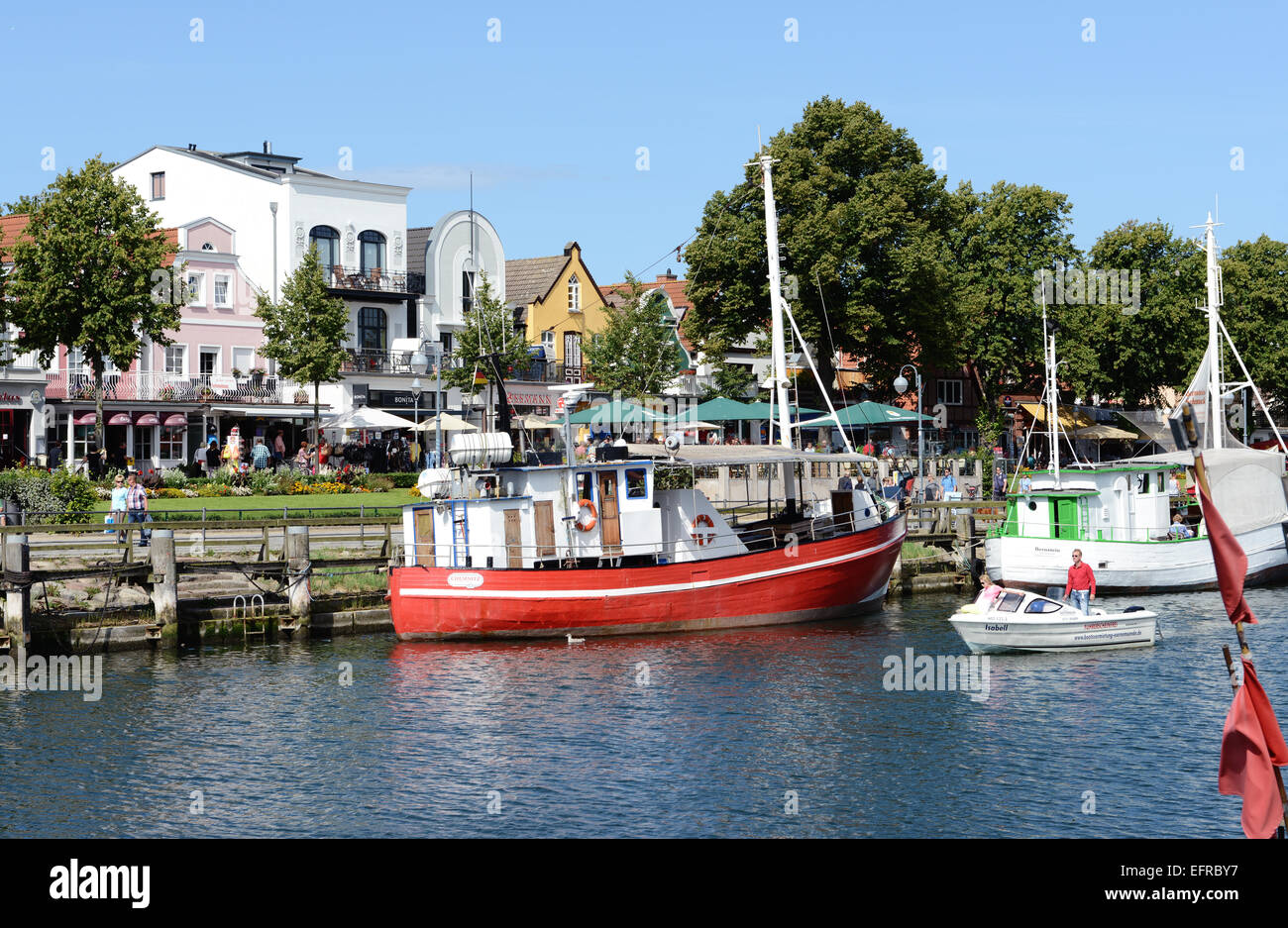 WARNEMÜNDE, MECKLENBURG-VORPOMMERN / Deutschland 13. August 2014: Pier mit Fischer Boote im Hafen von Warnemünde. Menschen zu Fuß Stockfoto