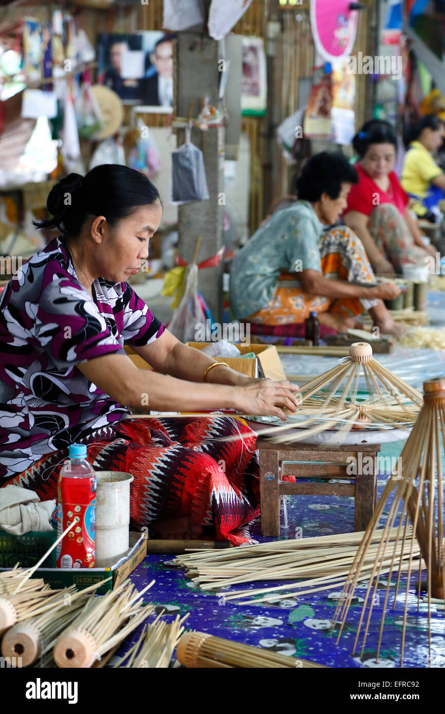 Artisan Frauen, Papier Sonnenschirme, Saa Papier & Sonnenschirm Handicraft Centre, in der Nähe von Chiang Mai, Thailand Stockfoto