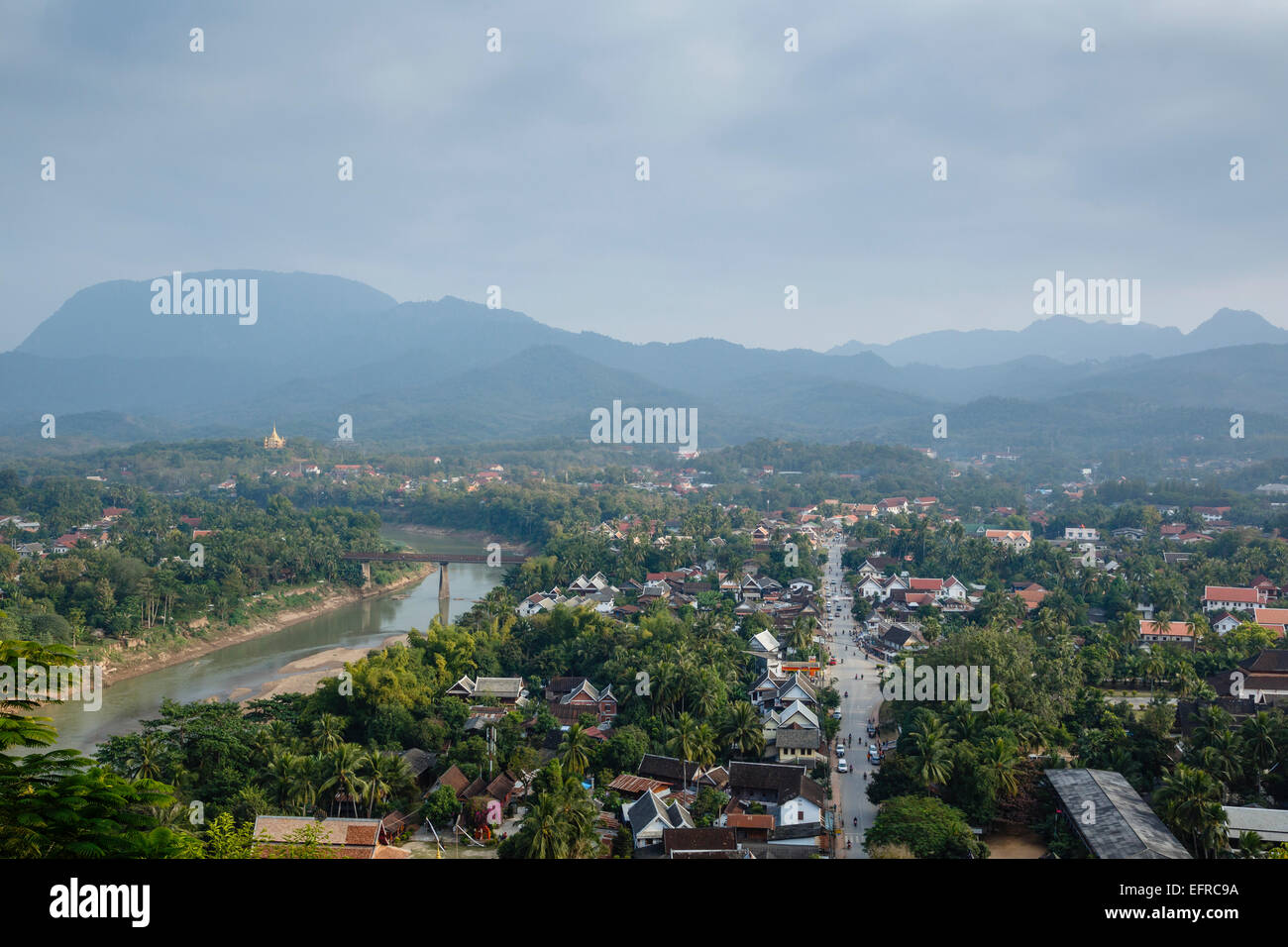 Blick über Luang Prabang und Nam Khan Fluss, Laos. Stockfoto