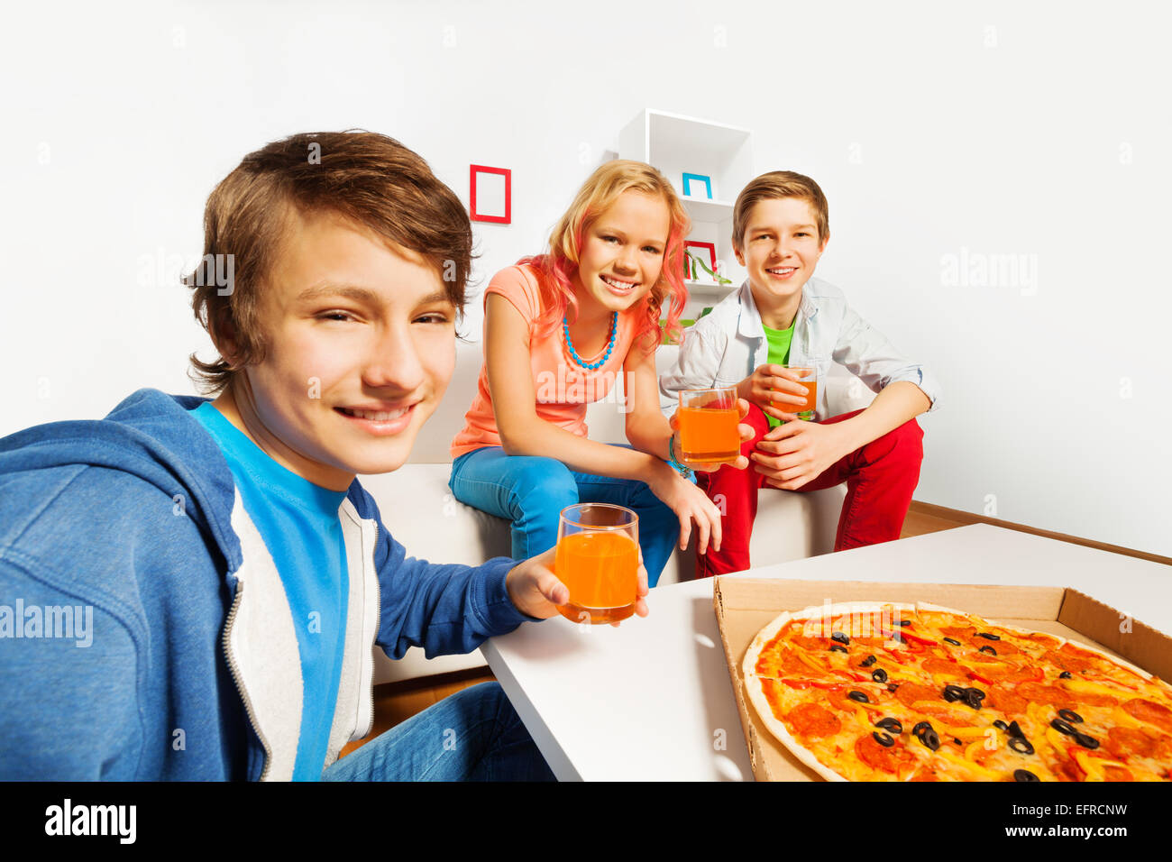 Positive Freunden halten Gläser und bereit für pizza Stockfoto