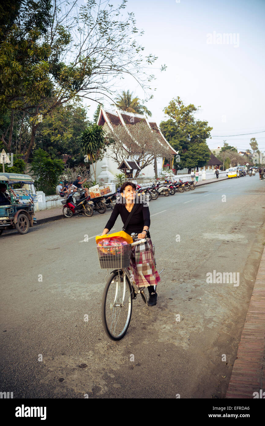 Frau auf einem Fahrrad, Luang Prabang, Laos. Stockfoto