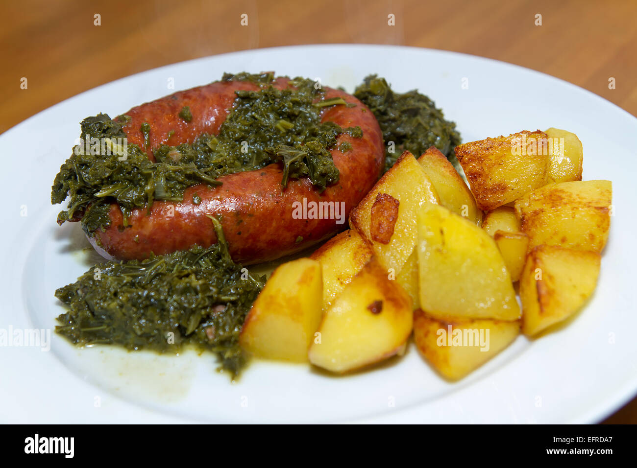 grüne Grünkohl mit Wurst und Kartoffeln Stockfotografie - Alamy