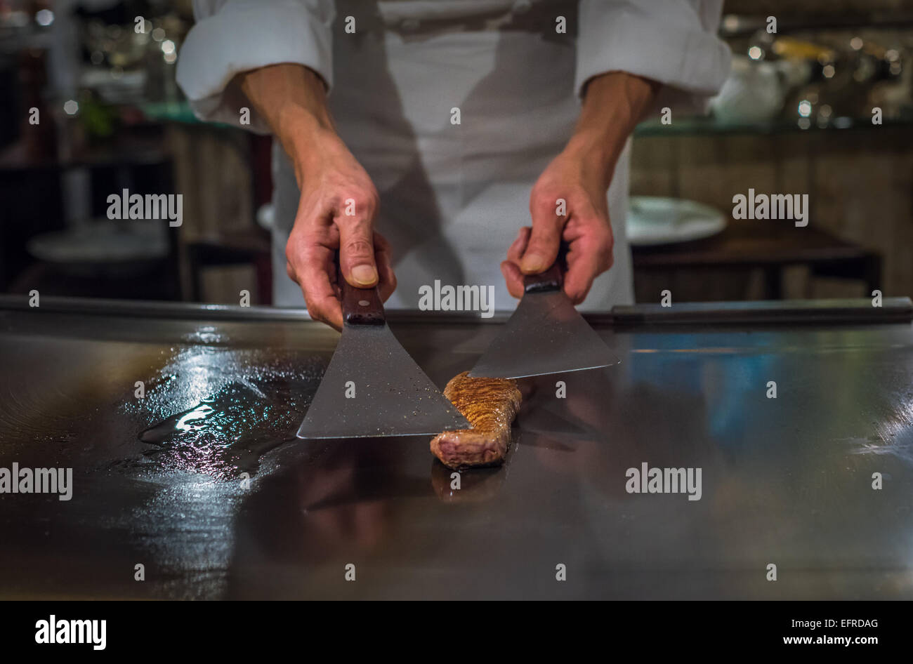 Koch Kochen Wagyu Rindfleisch im japanischen Teppanyaki Restaurant, Tokio, seichtem Fokus Stockfoto