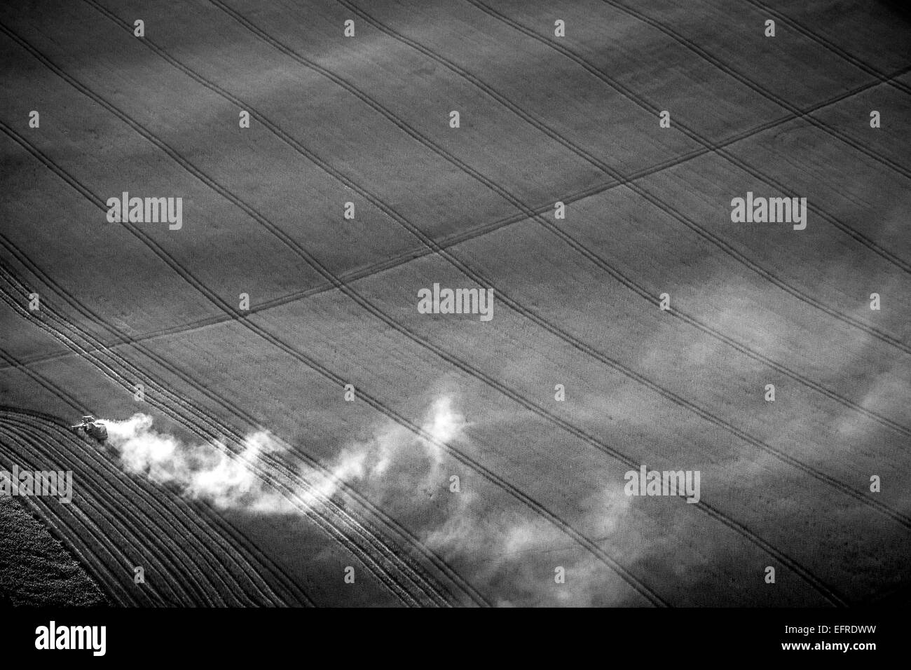 Schwarz und weiß Luftaufnahme des Feldhäckslers Ernte Feld kombinieren Stockfoto