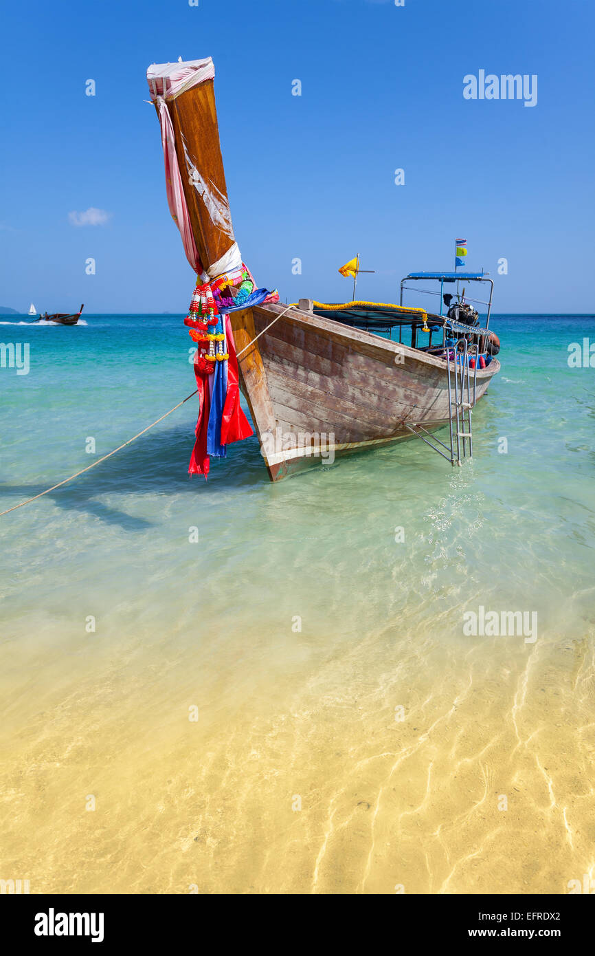 Holzboot auf kristallklaren Flachwasser, Railay Beach. Stockfoto