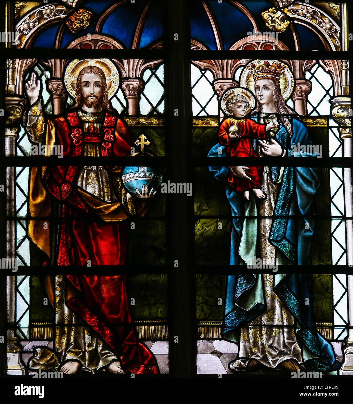 Glasmalerei-Fenster Darstellung von Jesus und Maria in der Kathedrale von Saint Rumbold in Mechelen, Belgien. Stockfoto