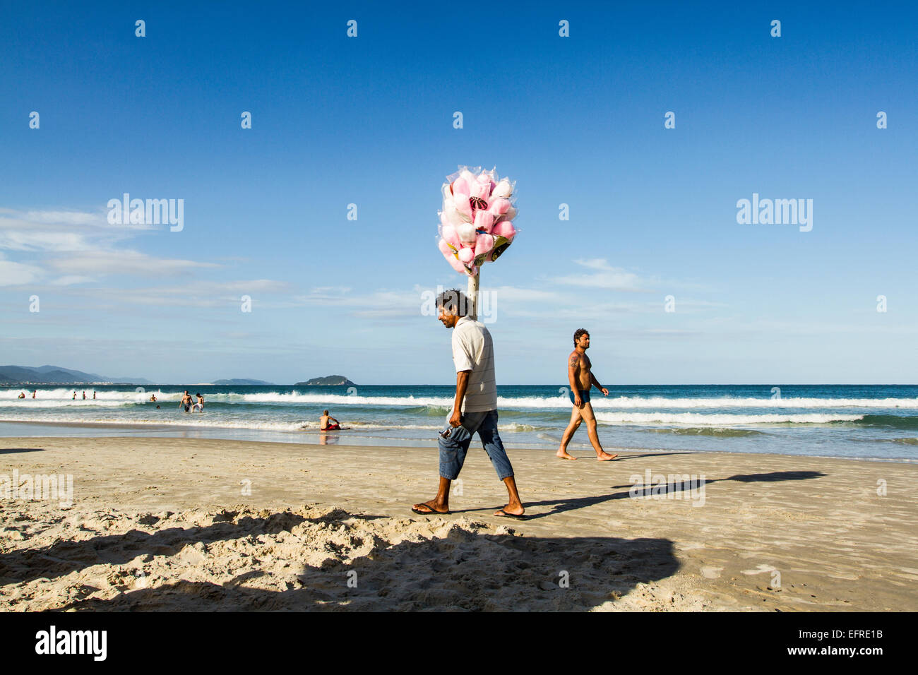 Hausierer am Matadeiro Strand. Florianopolis, Santa Catarina, Brasilien. Stockfoto