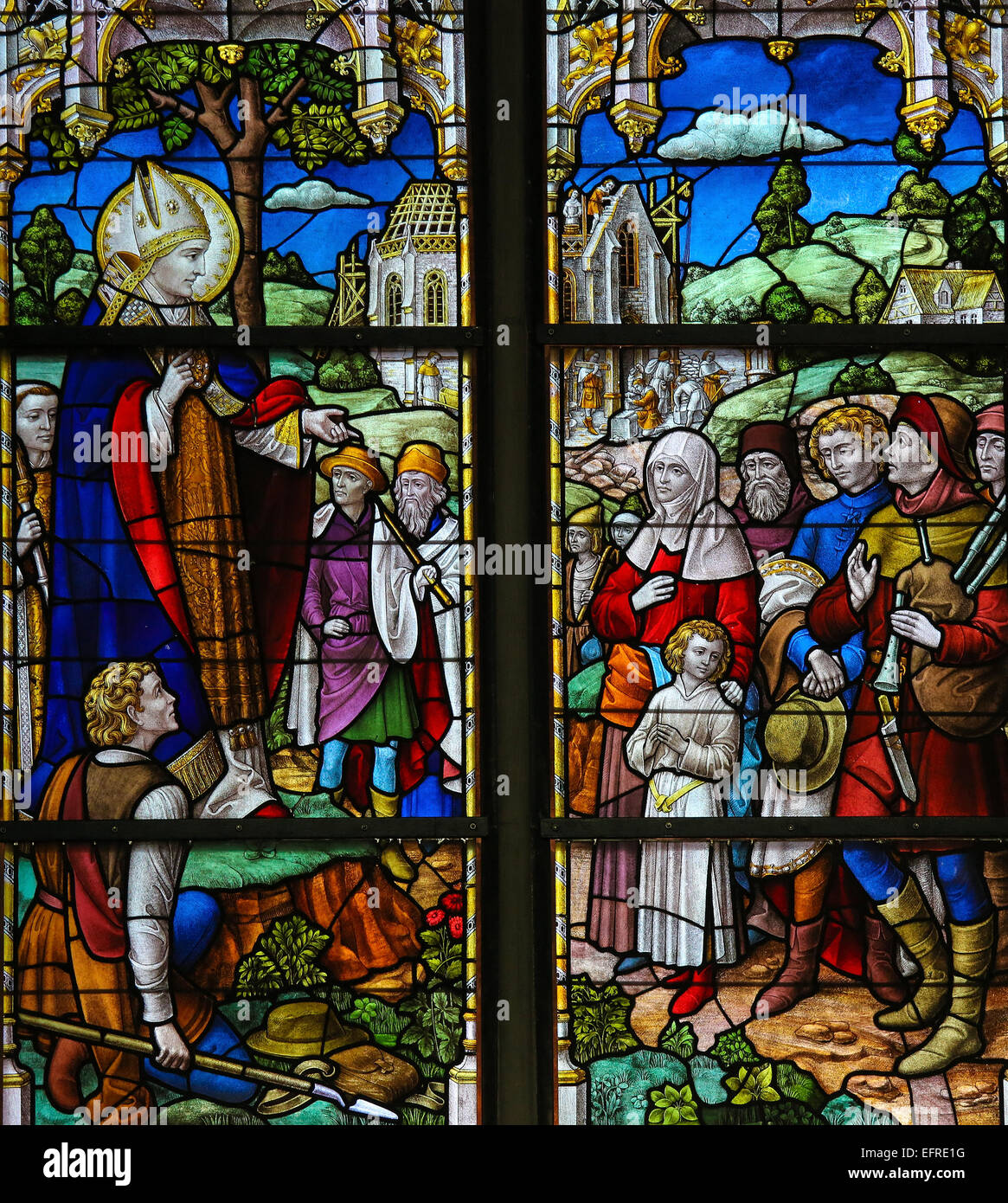Glasmalerei-Fenster Darstellung Saint Rumbold, Schutzpatron von Mechelen, in der Kathedrale von Mechelen, Belgien. Stockfoto