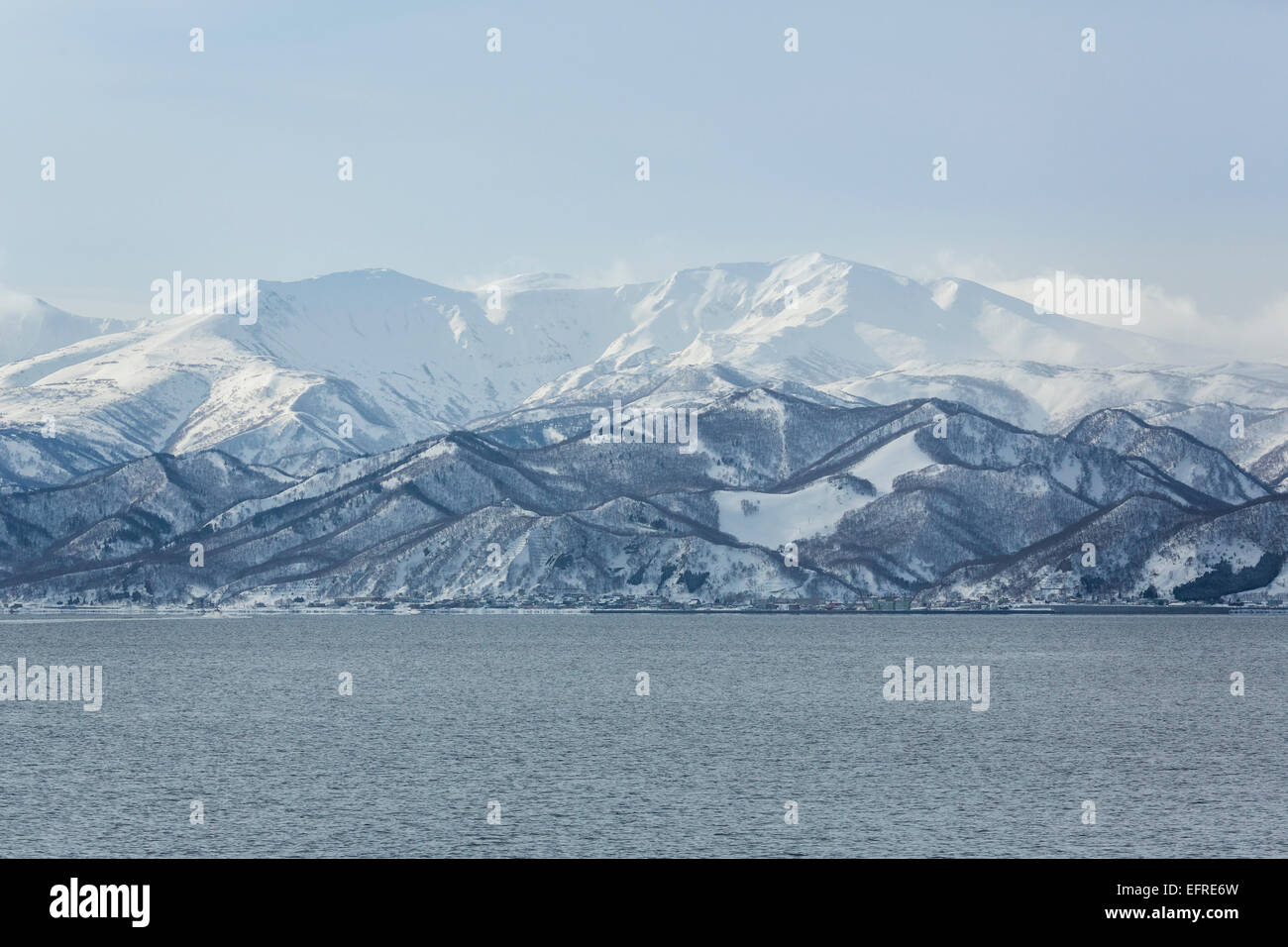 Schneebedeckte Berge, Shiretoko-Halbinsel, Hokkaido, Japan Stockfoto