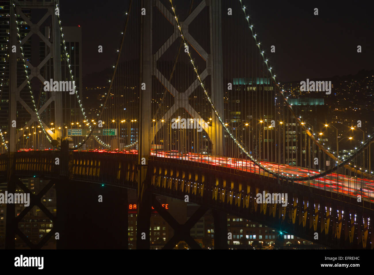 RUSH HOUR TRAFFIC WESTERN OAKLAND BAY BRIDGE YERBA BUENA ISLAND MIT BLICK AUF SAN FRANCISCO KALIFORNIEN, USA Stockfoto