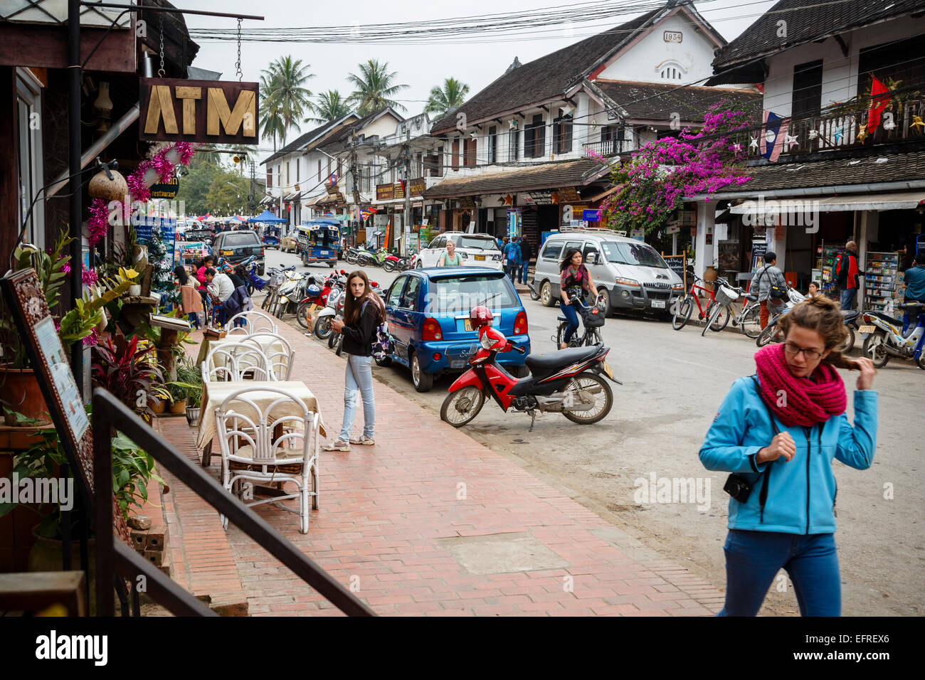 Geschäfte und Restaurants an der Hauptstraße Sisavangvong Road, Luang Prabang, Laos. Stockfoto