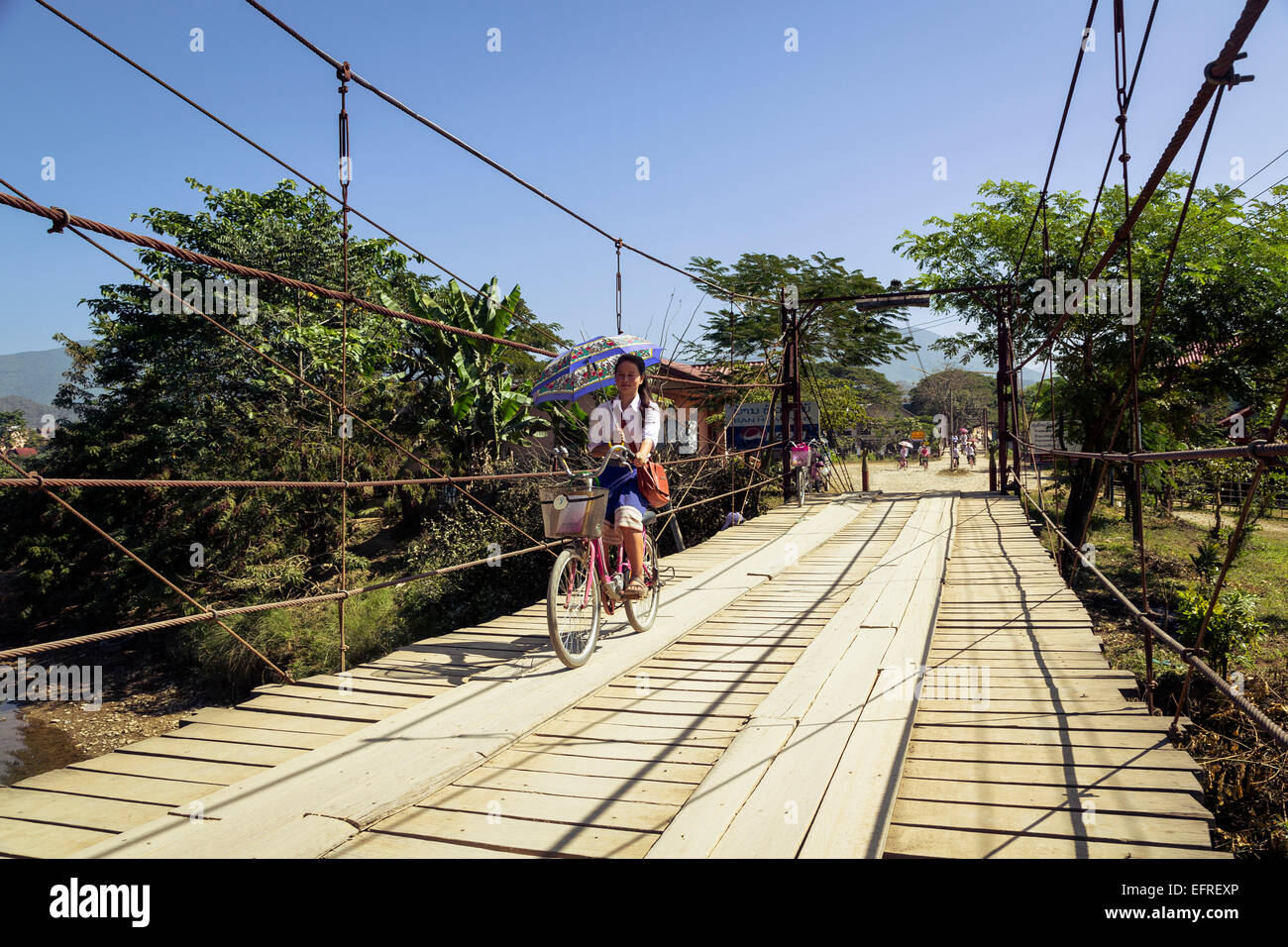 Schule Kinder überqueren eine Brücke, Vang Vieng, Laos. Stockfoto