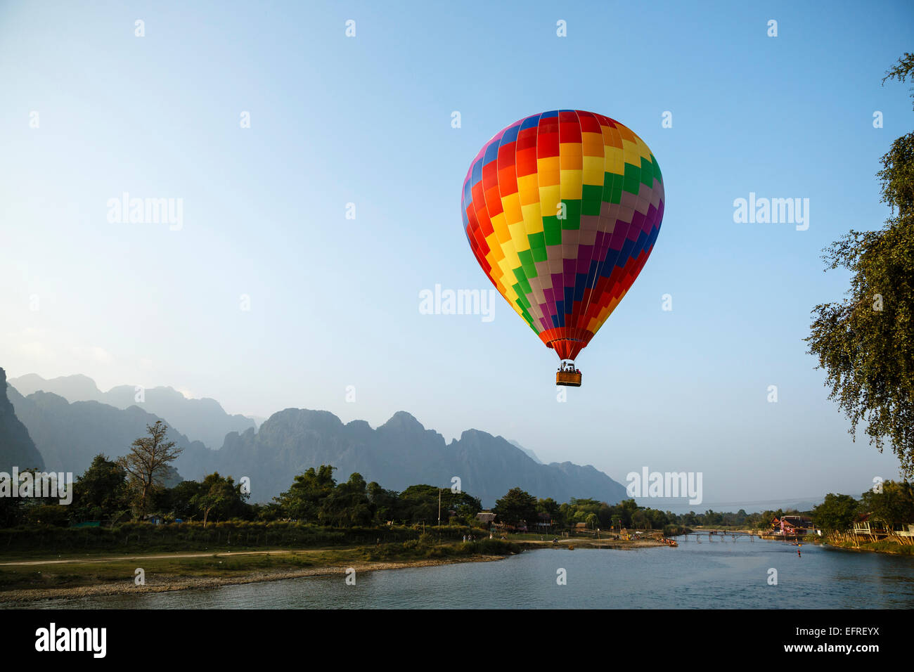 Heißluftballon über Nam Song River, Vang Vieng, Laos. Stockfoto