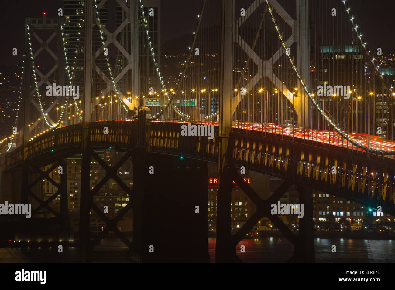 RUSH HOUR TRAFFIC WESTERN OAKLAND BAY BRIDGE YERBA BUENA ISLAND MIT BLICK AUF SAN FRANCISCO KALIFORNIEN, USA Stockfoto