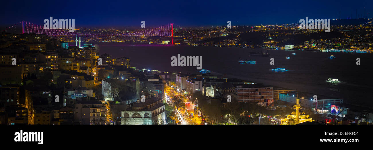 Nachtansicht von Istanbul und Big Horn vom Galata-Turm, Bosporus, Istanbul, Türkei Stockfoto