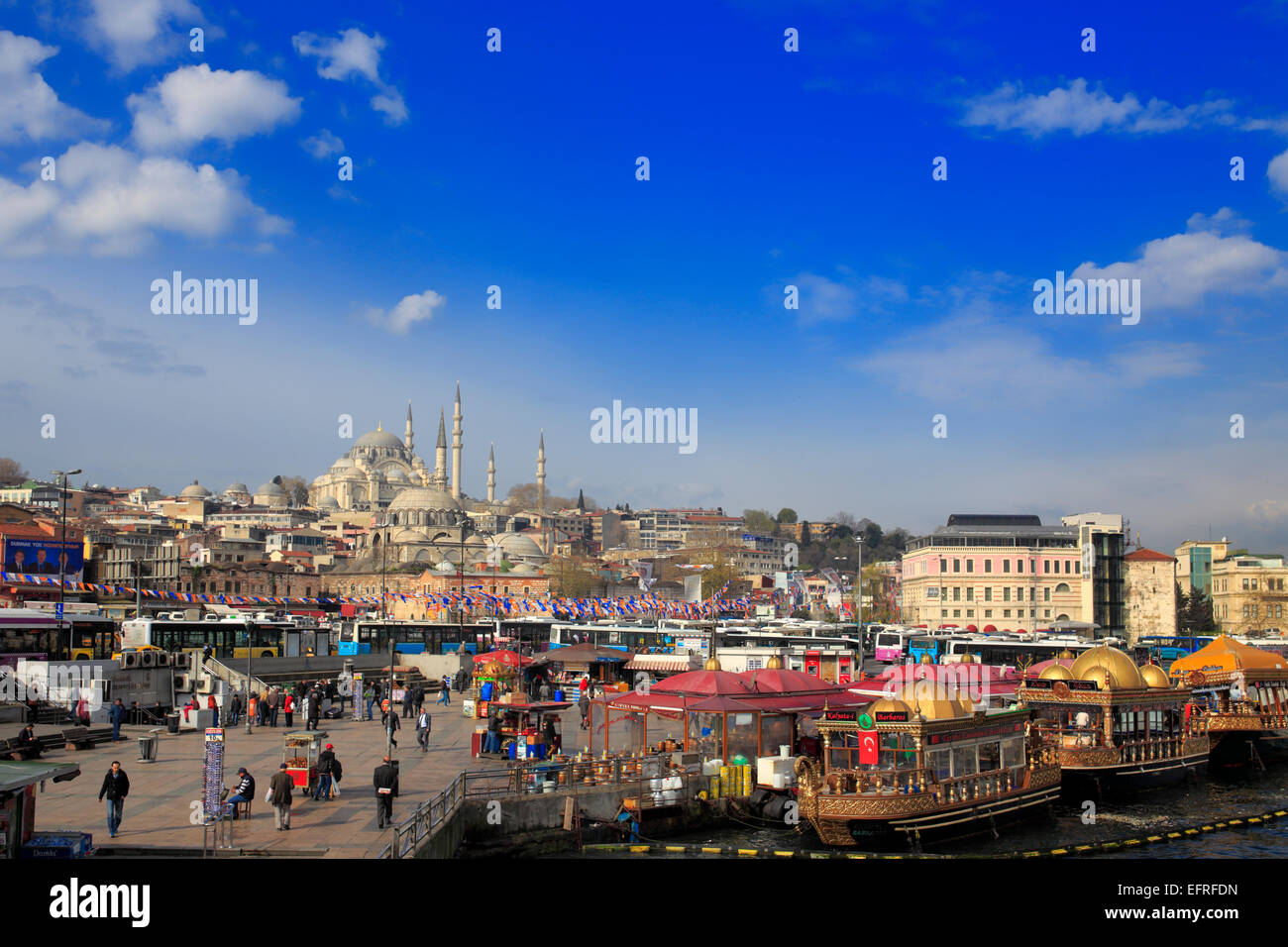 Ansicht der neuen Moschee von Galata-Brücke, Istanbul, Türkei Stockfoto