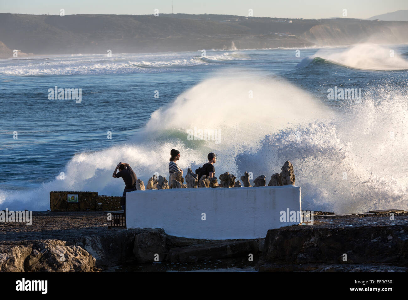Mir gerade große Wellen brechen die Felsen in Fischen Dorf von Ericeira Stockfoto