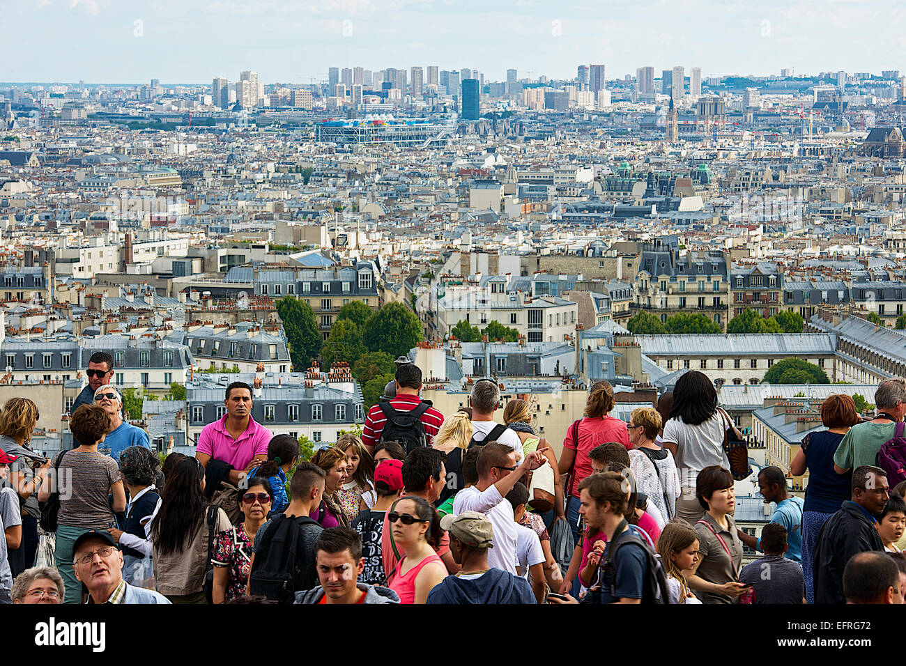 Tourist am Montmartre-Hügel mit einer Ansicht von Paris, Frankreich Stockfoto Tourist am Montmartre-Hügel mit einer Ansicht von Paris, Frankreich Stockfoto