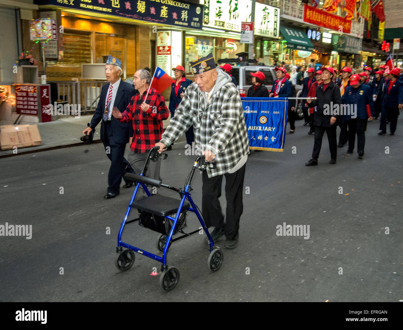 Eine ältere chinesische Kriegsveteran marschiert in einer Parade Bayard Street in New York City Chinatown mit seinem American Legion-Mütze, Stockfoto