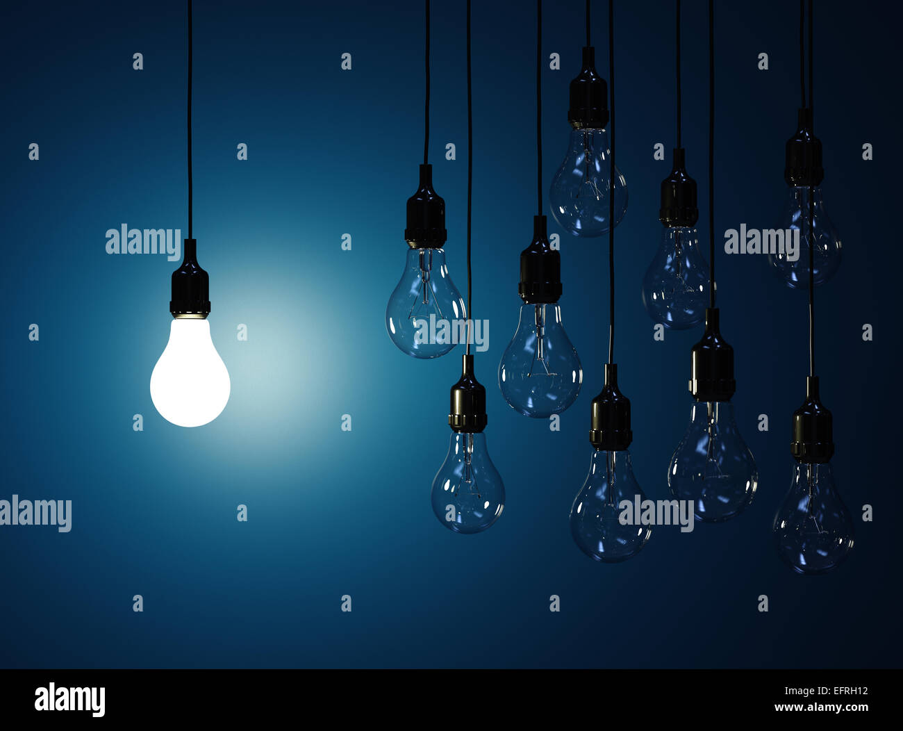 3D Render von hängenden Glühbirnen mit glühenden auf dunkelblauem Hintergrund isoliert Stockfoto