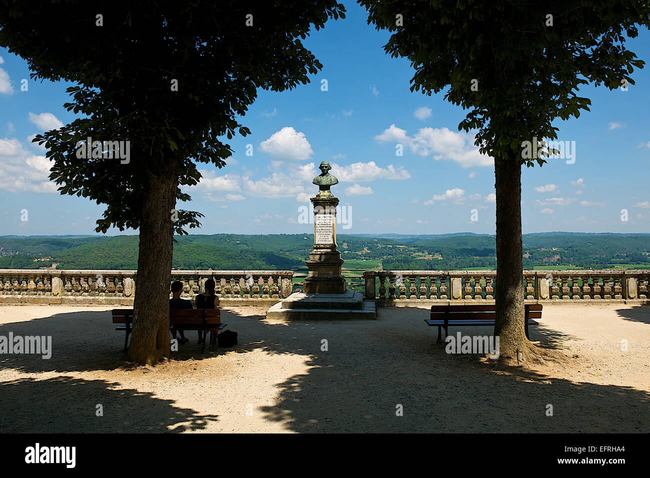 Paar ausruhen im Schatten des Baumes, Domme, Frankreich Stockfoto