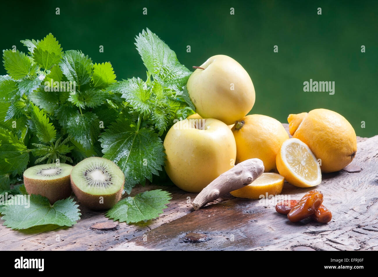 Schütteln Sie Brennnesseln mit Kiwi Äpfel und Ingwer-Detox Getränk für eine vegetarische Ernährung Stockfoto