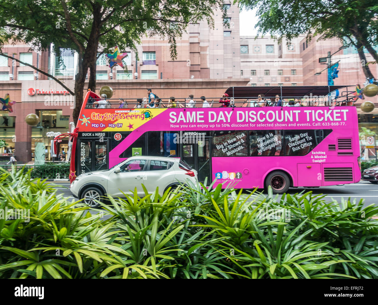 Eine City Sightseeing Tour-Bus auf der Orchard Road, Singapur Stockfoto