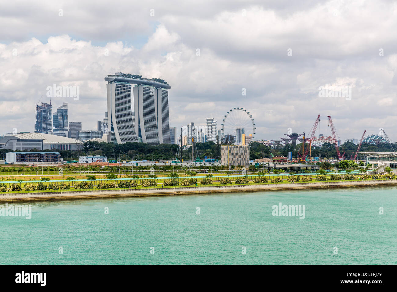 Marina Bay Sands und Gärten durch die Bucht Ferienanlage in Singapur, Singapur Hafen gesehen Stockfoto