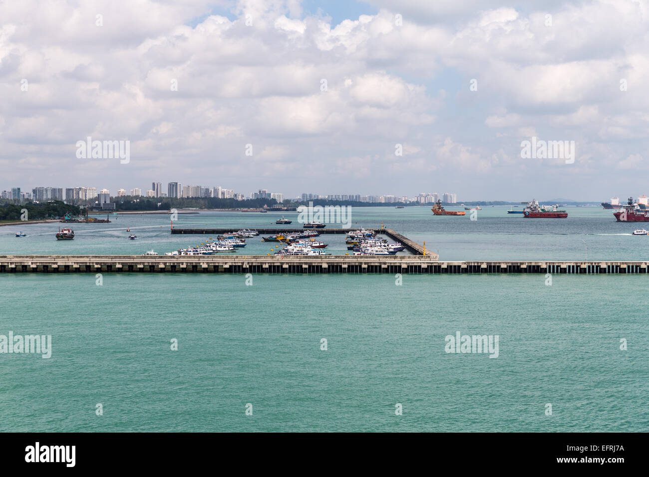 Hafen von Singapur mit Skyline der Stadt im Hintergrund Stockfoto