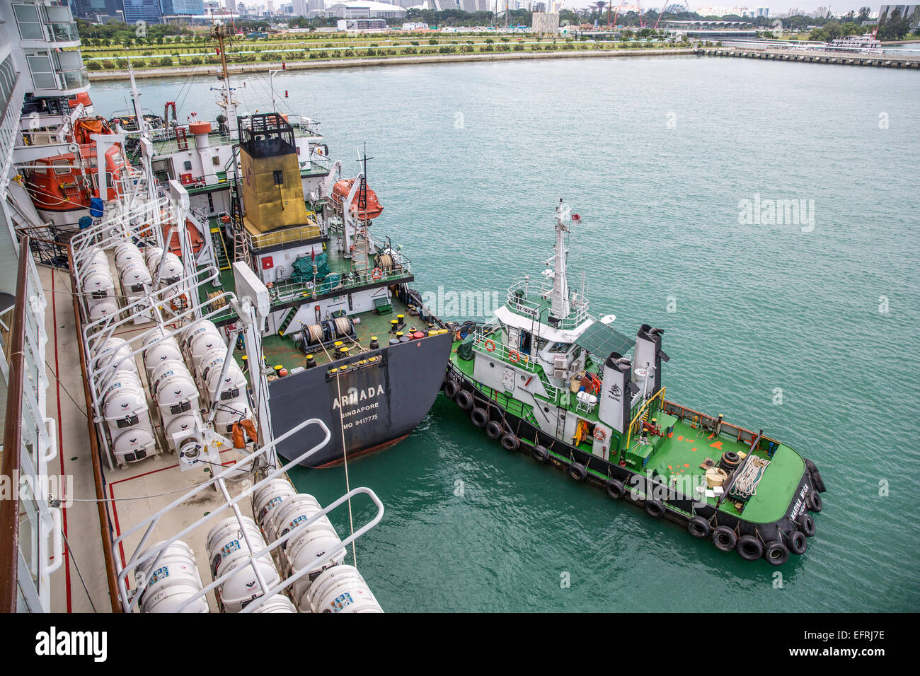 Tanker Schiff Armada Betankung eines Passagiers in Singapur mit Unterstützung der Schlepper ausgeliefert. Stockfoto