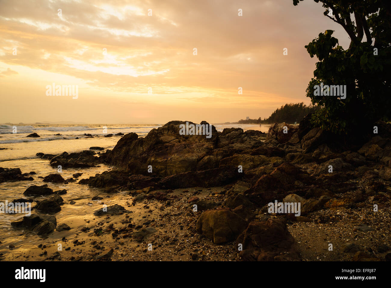 Sonnenuntergang am felsigen Strand Thailand im bewölkten Tag Stockfoto