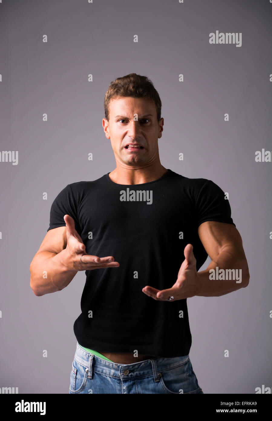 Angewidert junger Mann mit lustigen Ausdruck auf seinem Gesicht Stockfoto