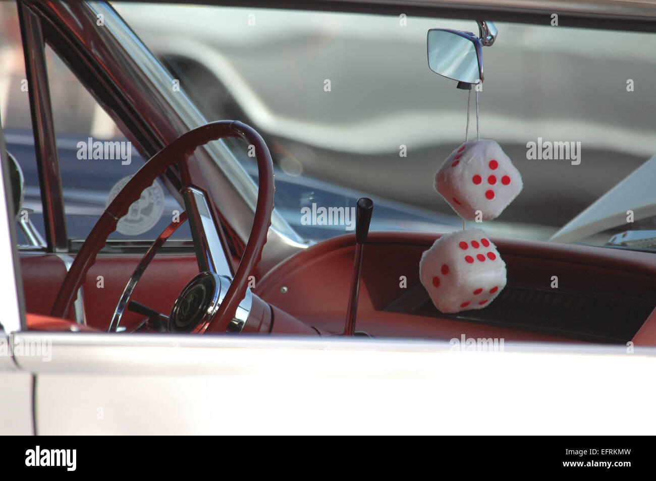 Innenraum der Fahrerseite von klassischen Oldtimer mit fuzzy Dice von Rückspiegel hängen Stockfoto